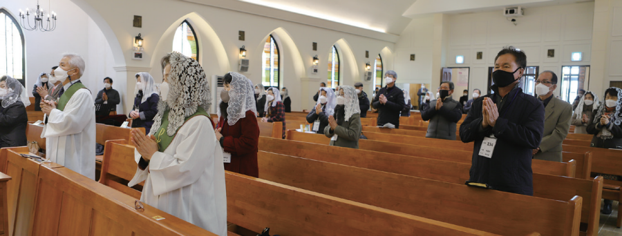 방역지침으로 순창성당에서 주일미사 참례중인 동계공소 신자들
