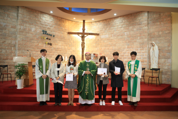 근속 표창을 받은 교리교사들과 교구장 김선태 주교