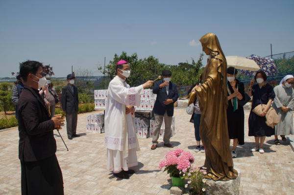 교구장 김선태 주교님이 초남이성지 교리당 앞 십자가의 길을 축복 중이시다.