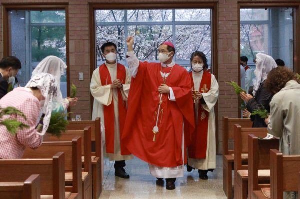 교우들의 성지가지에 축복 중인 김선태  주교님
