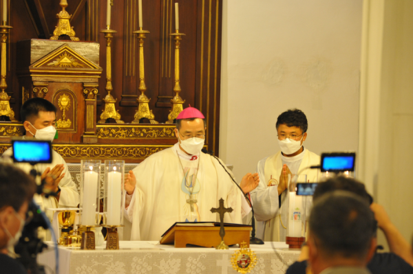 성 김대건 안드레아 신부 탄생 200주년 기념 미사를 집전 중인 김선태 주교님과 교구 사제단