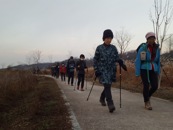 순례길을 걷고 있는 순례자들
