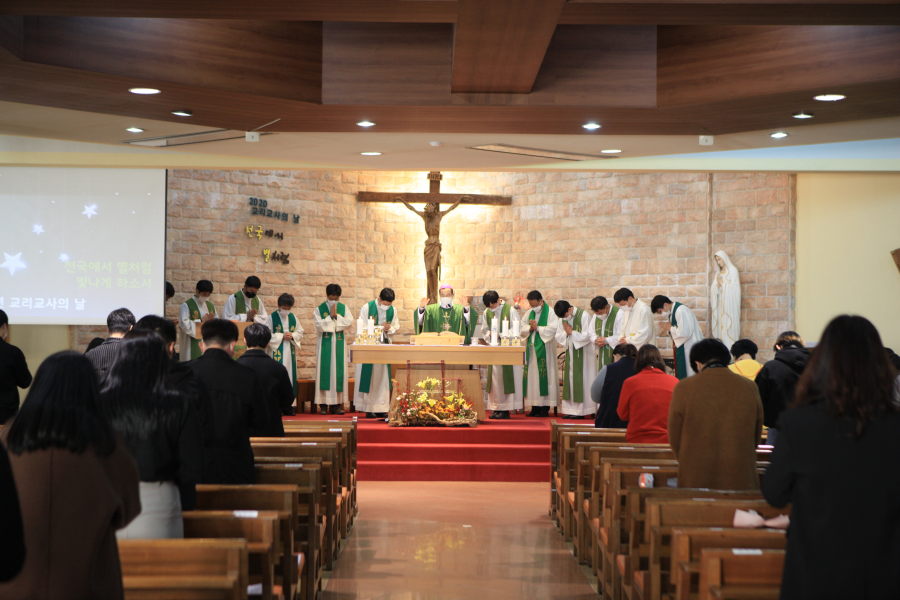 미사 집전 중인 교구장 김선태 주교와 교구 사제단