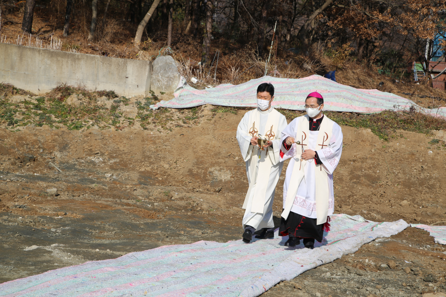 서곡성당 신축부지를 축성 중이신 김선태 주교님