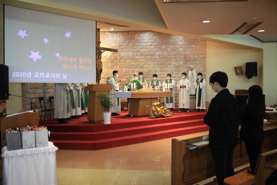 미사 집전 중인 교구장 김선태 주교와 교구 사제단