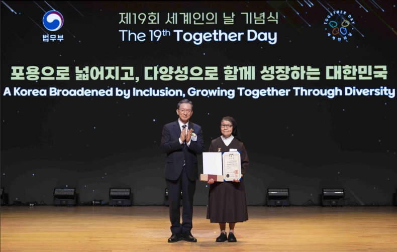 ‘올해의 세계인 상’ 수상한 ‘마르가…