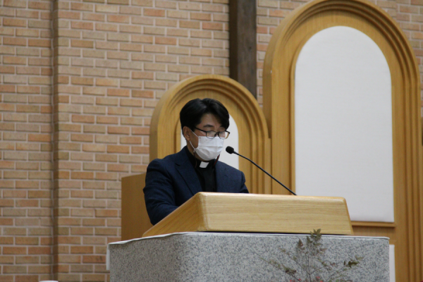 특별 사목교서를 발표중이 김원중 신부