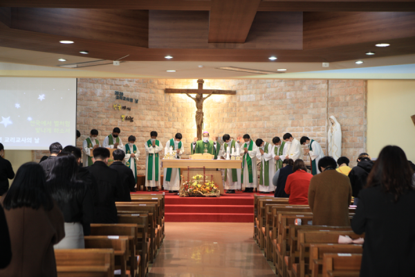 미사 집전 중인 교구장 김선태 주교와 교구 사제단