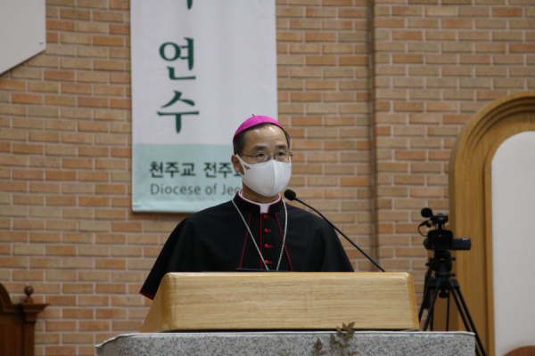 2021년도 사목교서를 발표중인 교구장 김선태 주교