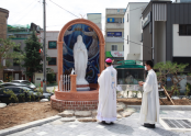 성모동산을 축복 중인 교구장 김선태 주교님