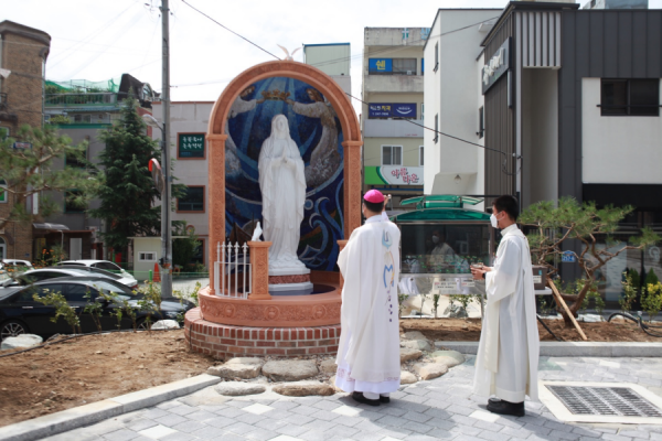 성모동산을 축복 중인 교구장 김선태 주교님